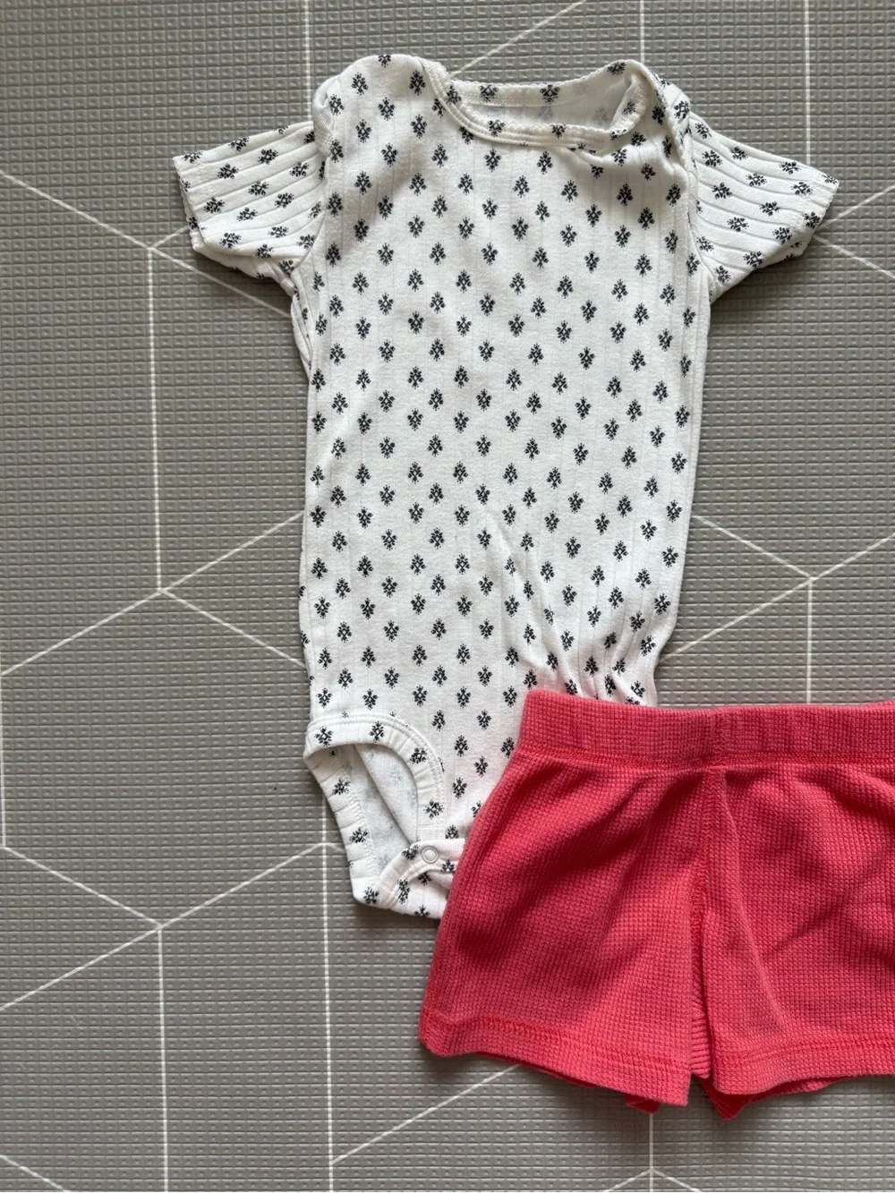 Gap|baby girl/toddler summer set,White ribbed Onesie & waffle Knit Shorts•••